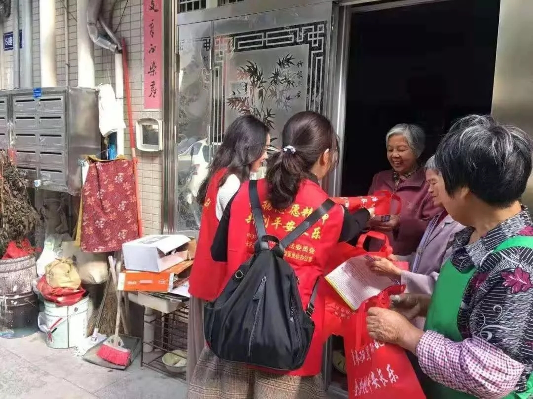 又見紅馬甲，風景這邊獨好……