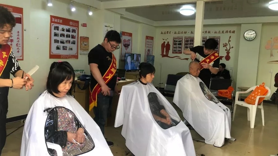又見紅馬甲，風景這邊獨好……