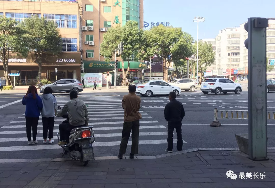 【文明創(chuàng)城在行動(dòng)】交警助力創(chuàng)城，讓城市“動(dòng)脈”更暢通！