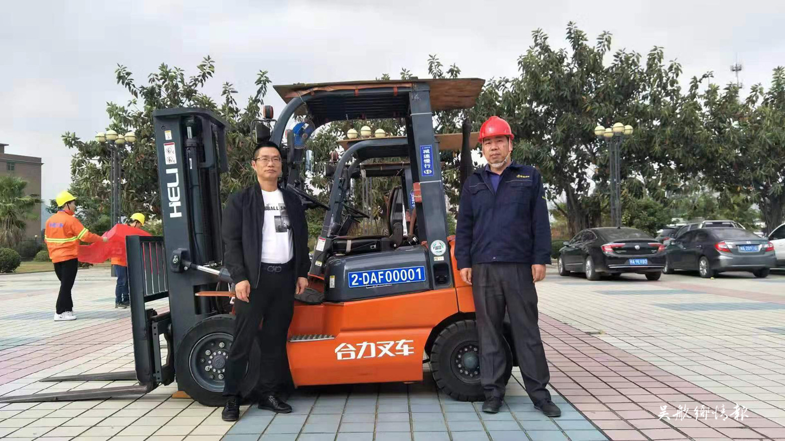 我區(qū)發(fā)放首塊非道路移動(dòng)機(jī)械環(huán)保號(hào)牌
