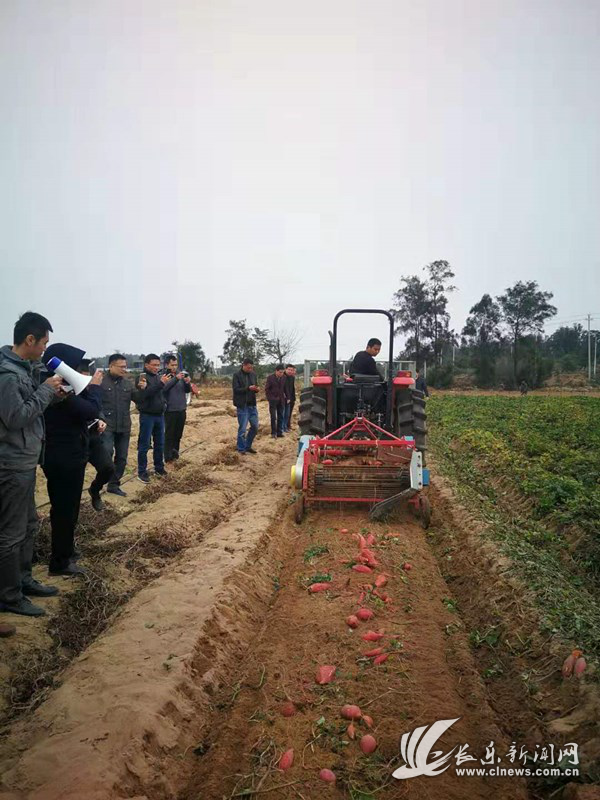 福州市農(nóng)業(yè)農(nóng)村局來航舉辦農(nóng)業(yè)機(jī)械化操作現(xiàn)場演示會