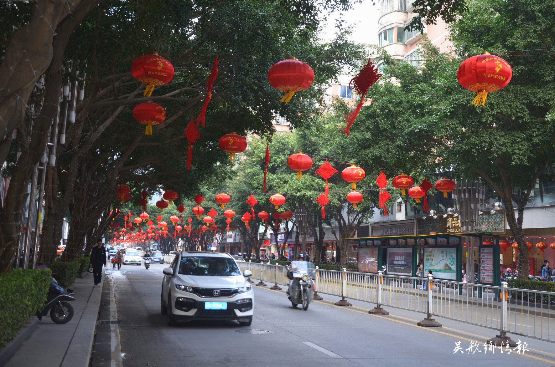 【網(wǎng)絡(luò)中國節(jié)?春節(jié)】街頭“年味”濃 張燈結(jié)彩迎鼠年