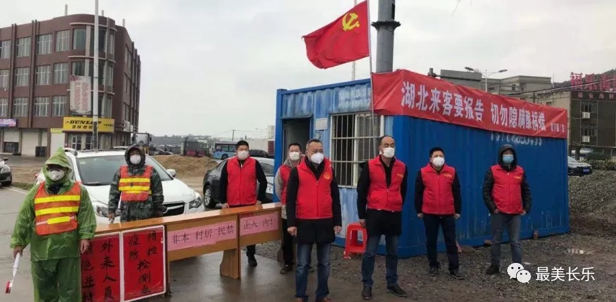 在寒冷風(fēng)大的海邊，他們筑起一座座牢固的“紅色”堡壘