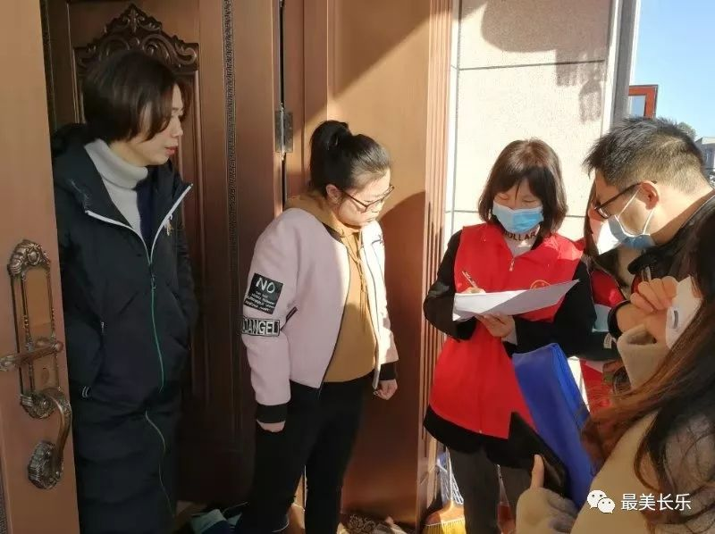 在寒冷風(fēng)大的海邊，他們筑起一座座牢固的“紅色”堡壘