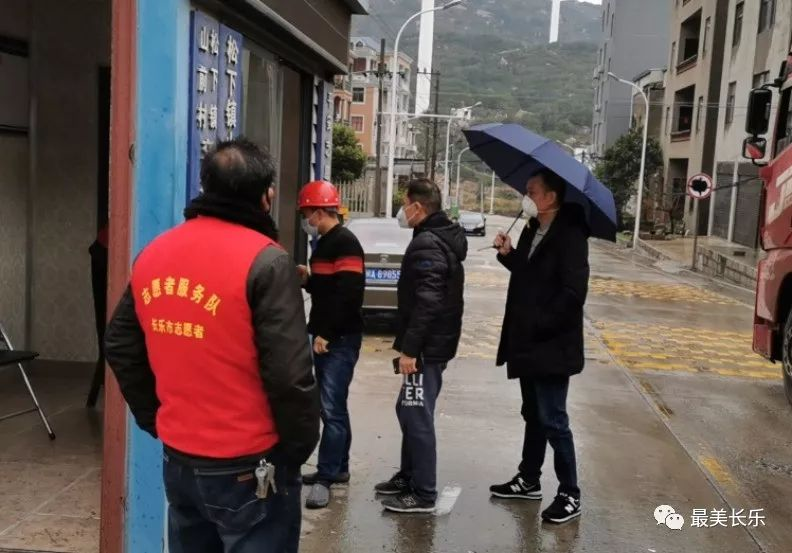 在寒冷風(fēng)大的海邊，他們筑起一座座牢固的“紅色”堡壘