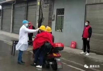 在寒冷風(fēng)大的海邊，他們筑起一座座牢固的“紅色”堡壘