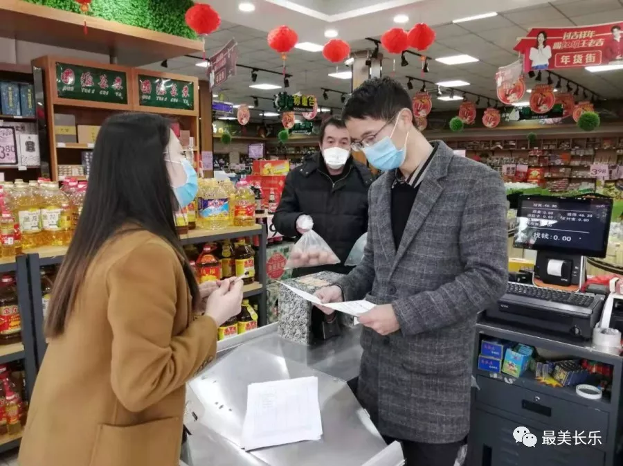 在寒冷風(fēng)大的海邊，他們筑起一座座牢固的“紅色”堡壘