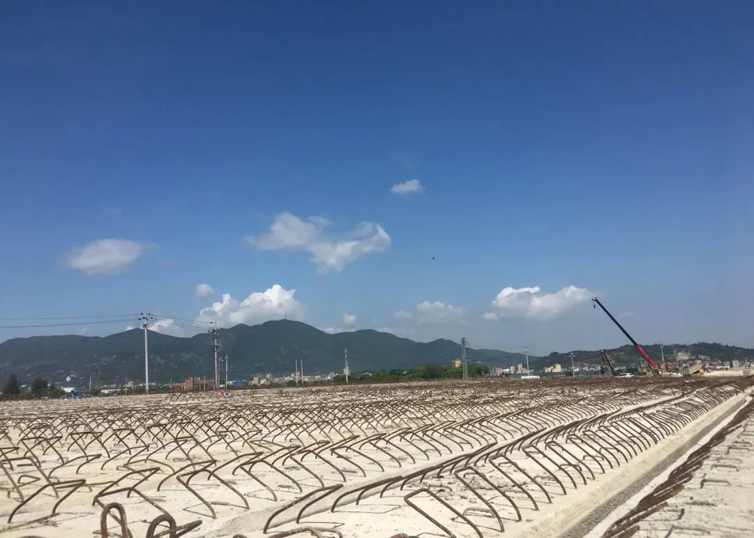 福州東南快速通道（長(zhǎng)樂(lè)營(yíng)前至濱海新城萬(wàn)新路復(fù)線段）2號(hào)橋梁順利完成架設(shè)工作