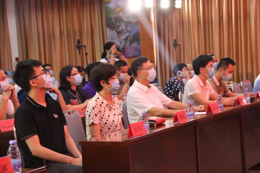 向我們的健康守護(hù)者致敬！我區(qū)表彰優(yōu)秀醫(yī)務(wù)工作者