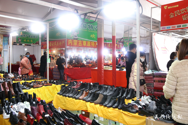 第三屆幸福僑鄉(xiāng)巡回展暨新品服裝名優(yōu)特產(chǎn)食品惠民展銷會(huì)在十洋國(guó)際城廣場(chǎng)舉行