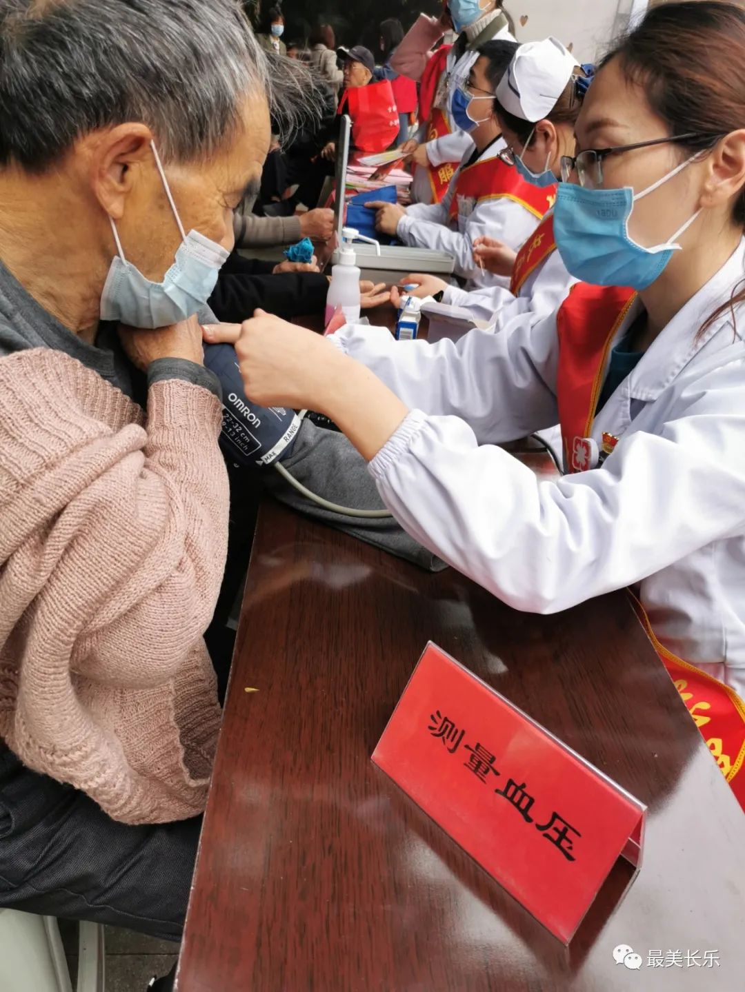 情系雷鋒月，愛滿三月天！我區(qū)多部門開展學(xué)雷鋒活動(dòng)
