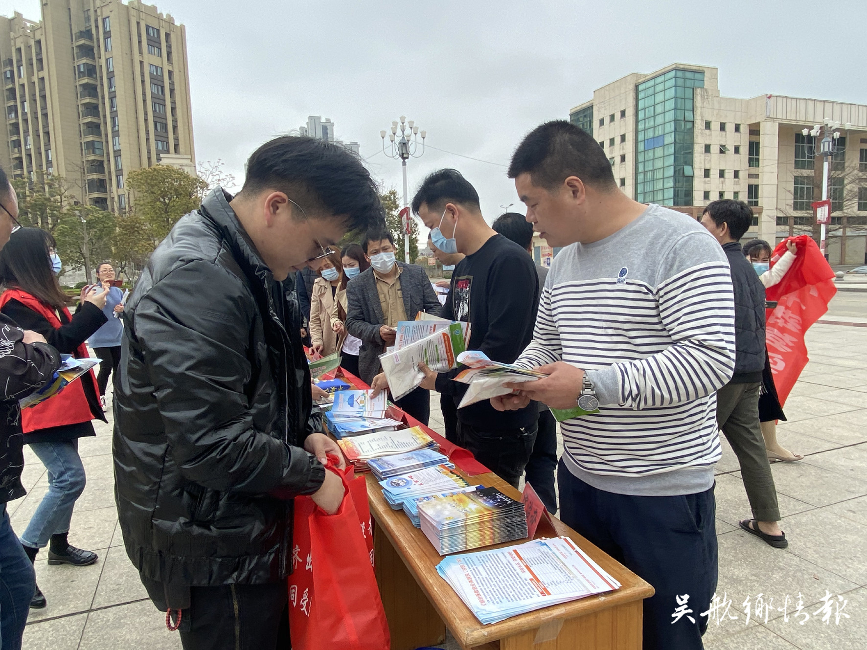 我區(qū)形式多樣開展平安建設(shè)宣傳月活動(dòng)