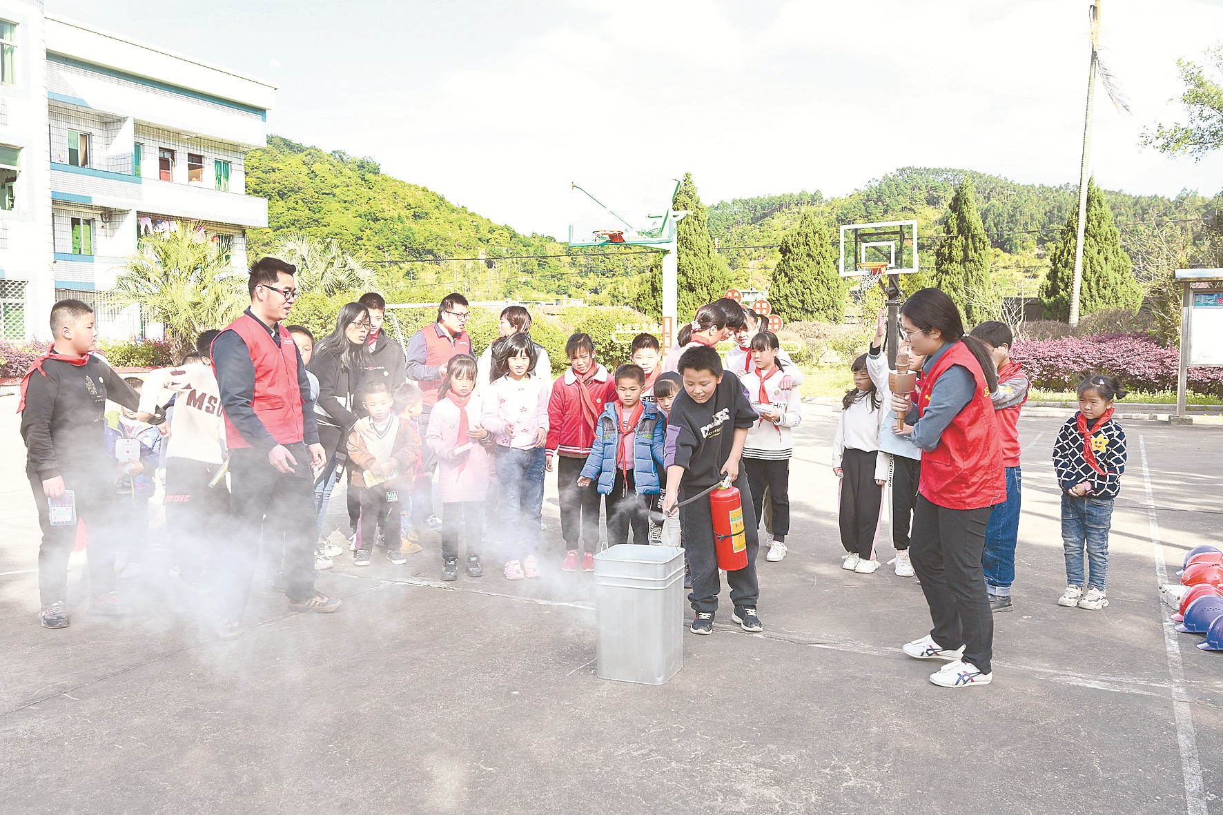  “青苗計劃”進(jìn)希望小學(xué) 安全知識伴師生同行