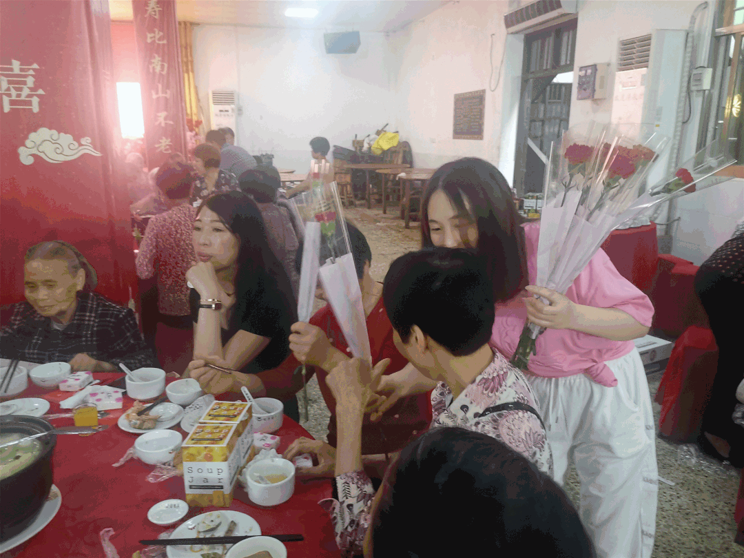 幸福！媽媽們齊聚一堂過節(jié)