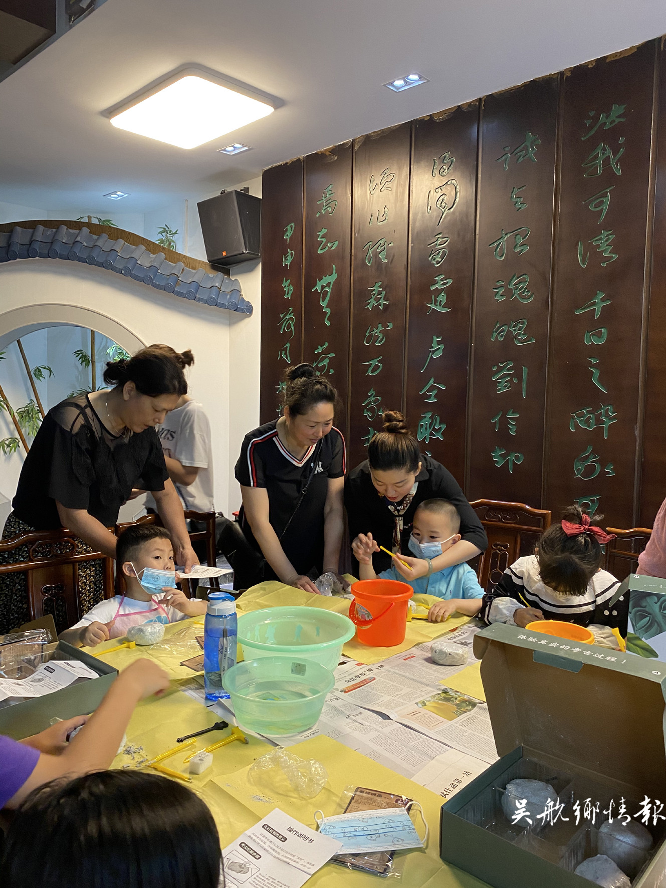“小小考古家”體驗(yàn)?zāi)M考古