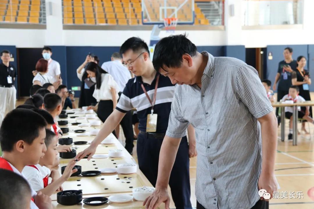 棋迷與大咖“弈起來”，圍棋名人進(jìn)校園暨指導(dǎo)棋活動走進(jìn)融僑賽德伯學(xué)校
