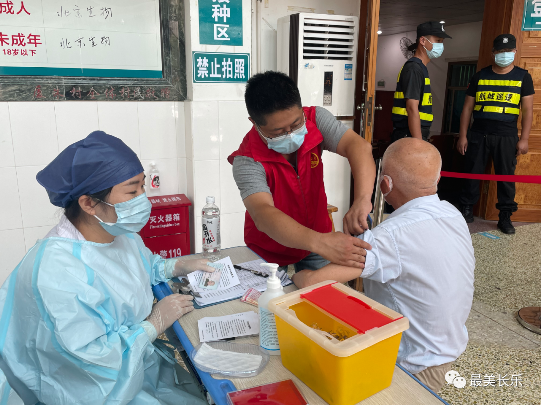 辛苦了！疫苗接種，他們始終在堅(jiān)守......