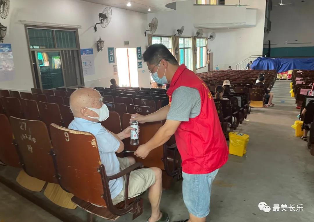 辛苦了！疫苗接種，他們始終在堅(jiān)守......