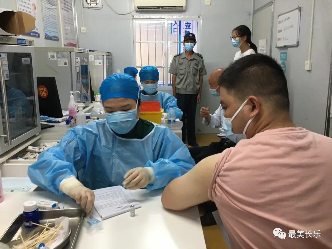 辛苦了！疫苗接種，他們始終在堅(jiān)守......
