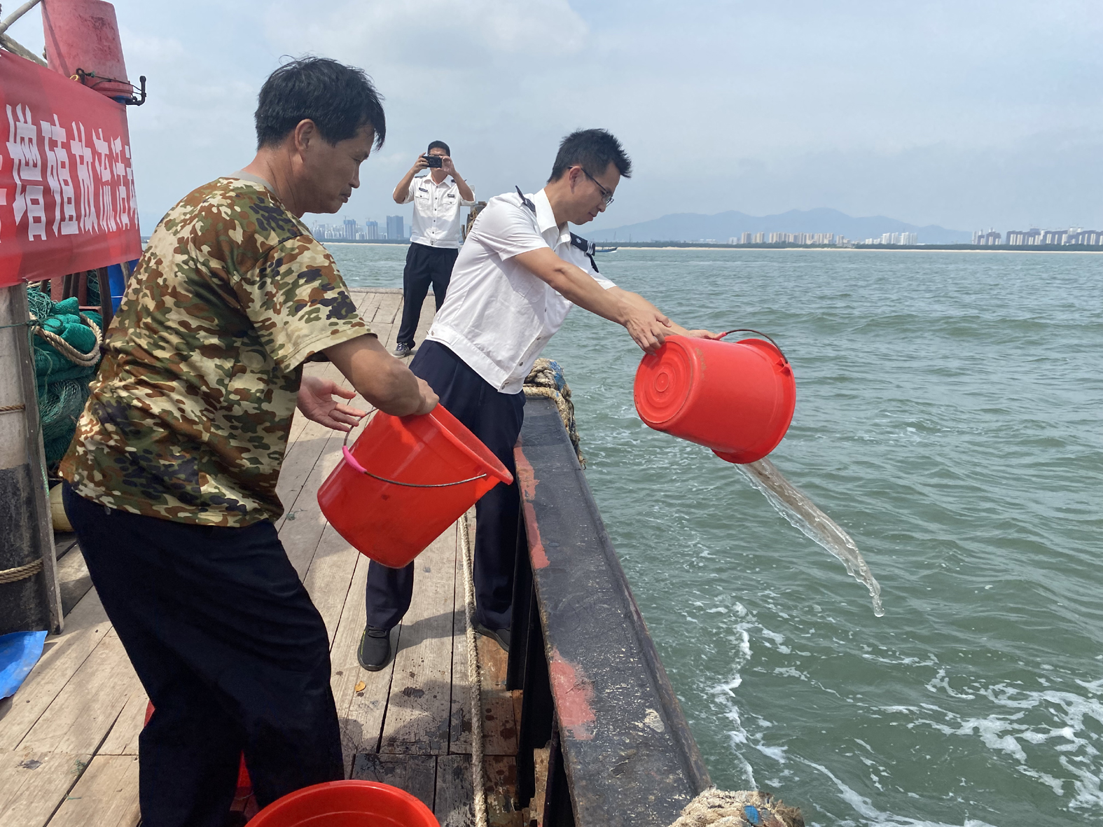 我區(qū)投放25.06萬粒“西施舌”苗種 促進貝類資源修復