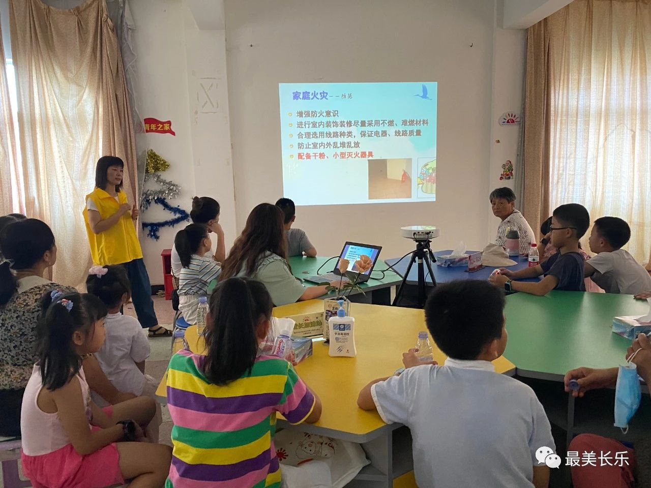 “‘瓶’添溫暖 老幼相伴”主題活動走進三峰社區(qū)