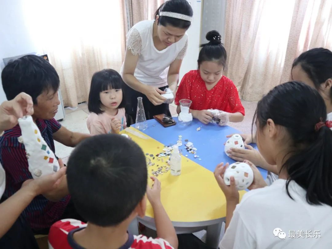 “‘瓶’添溫暖 老幼相伴”主題活動走進三峰社區(qū)