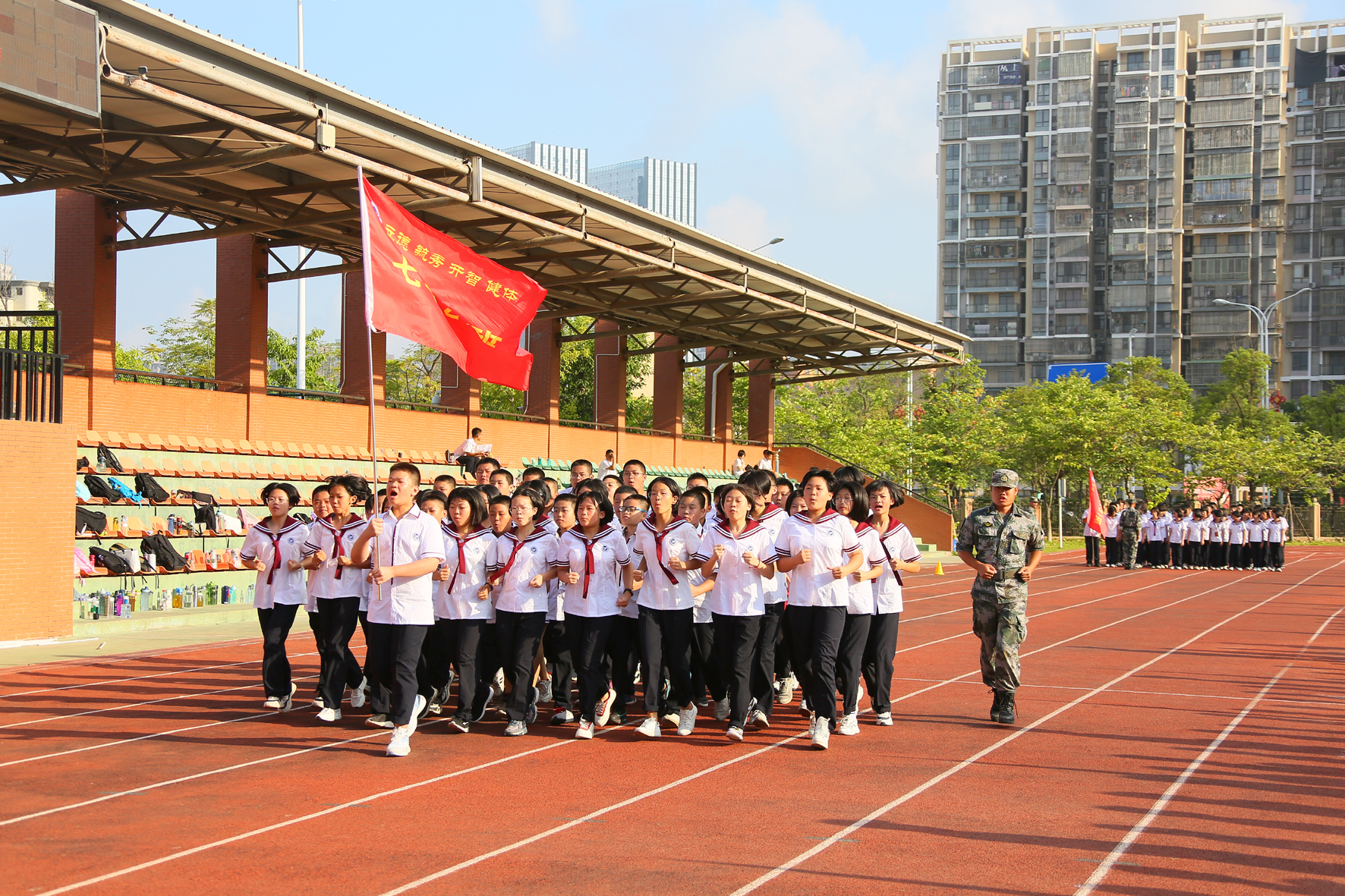 長樂一中2021-2022學年新生軍訓會操暨結營儀式在首占校區(qū)舉行