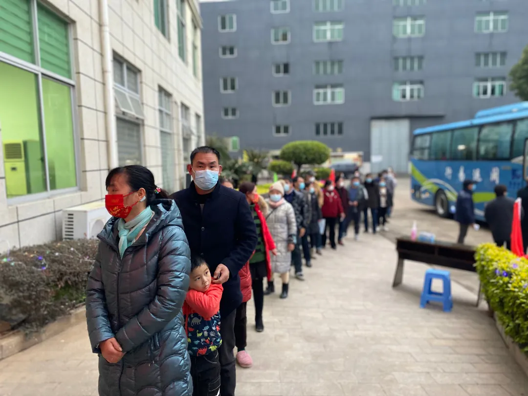 長(zhǎng)樂首批“返崗直通車”抵航 46名異地員工安全返崗