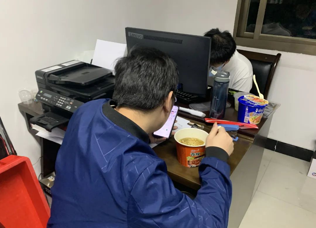 挑燈戰(zhàn)“疫”人不眠！他們?yōu)榈氖恰? width=