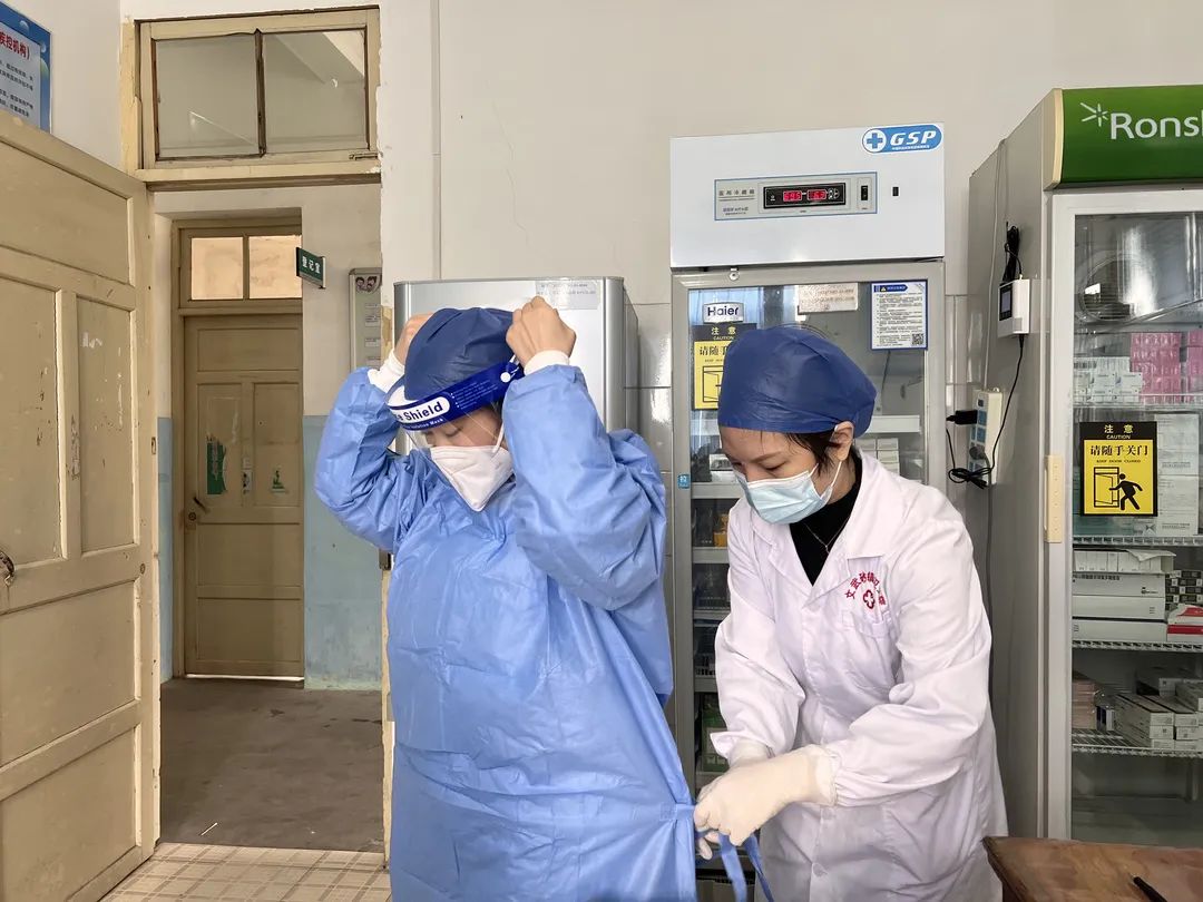 “警察藍+天使白”！ 與你并肩戰(zhàn)“疫” 熱血也浪漫！