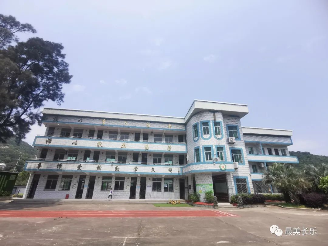 暖心！這位“90后”成為19名學生的“孩子王”