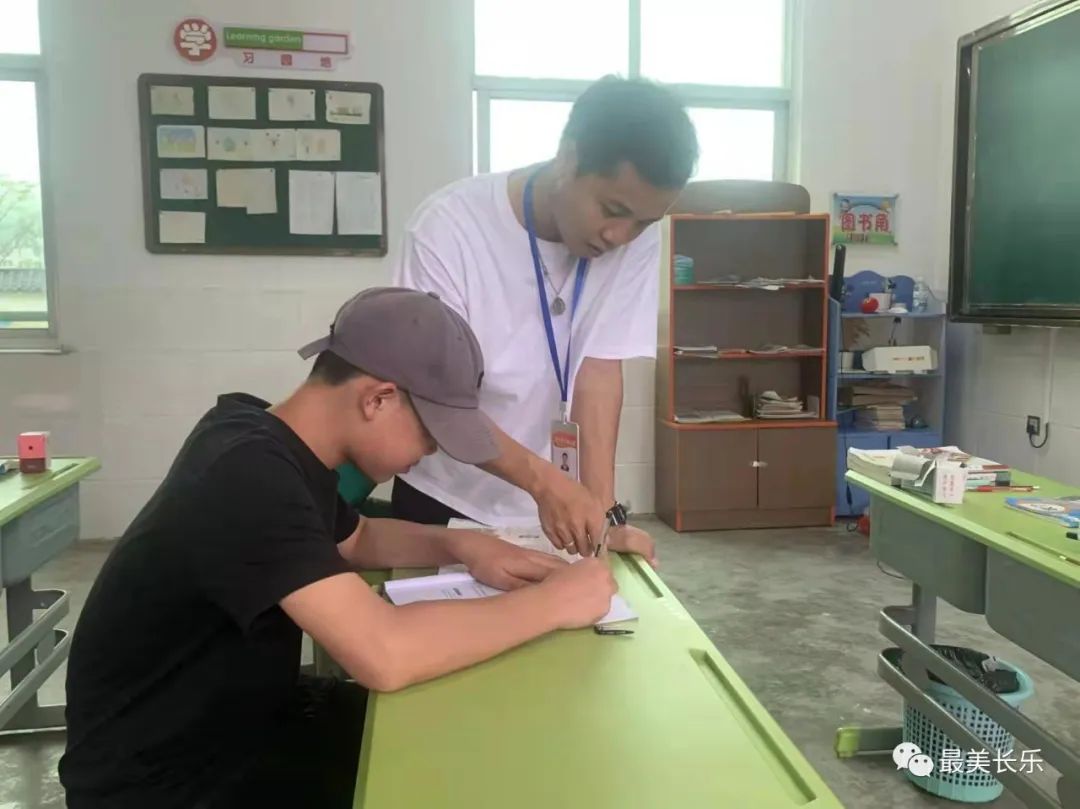 暖心！這位“90后”成為19名學生的“孩子王”