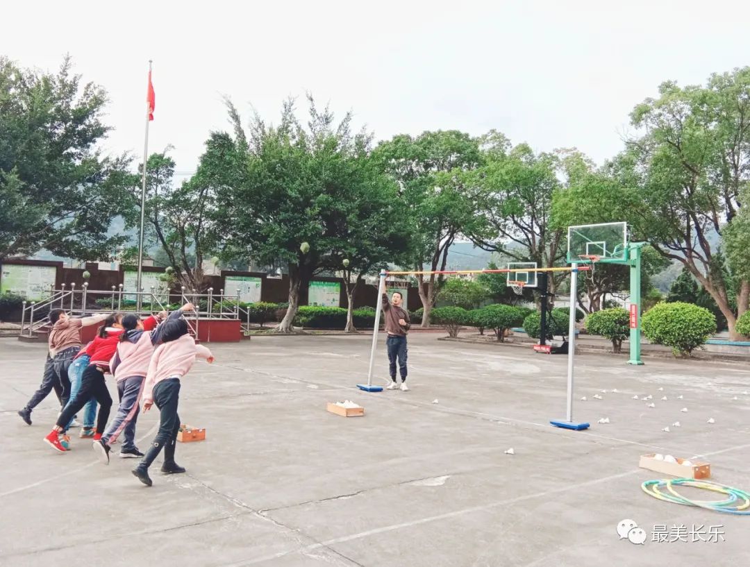 暖心！這位“90后”成為19名學生的“孩子王”