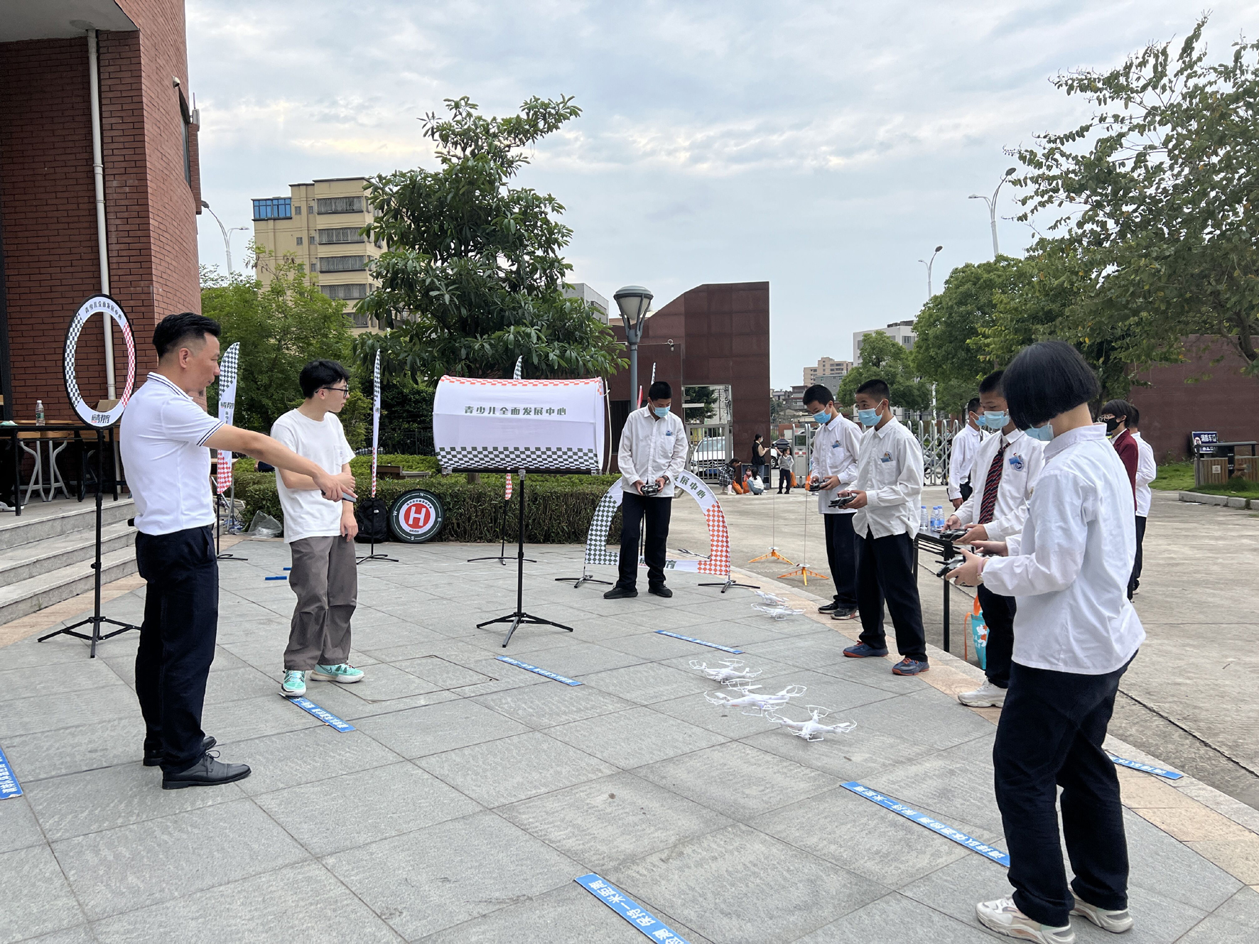 讓學(xué)生“零距離”感受科技魅力