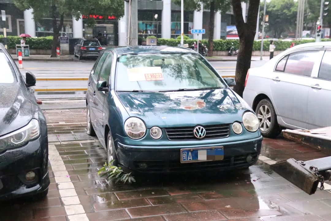 “僵尸車”！拖走！