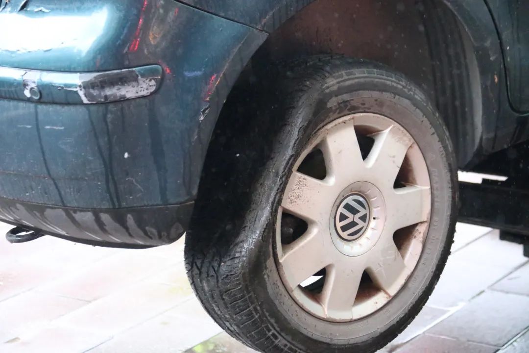“僵尸車”！拖走！