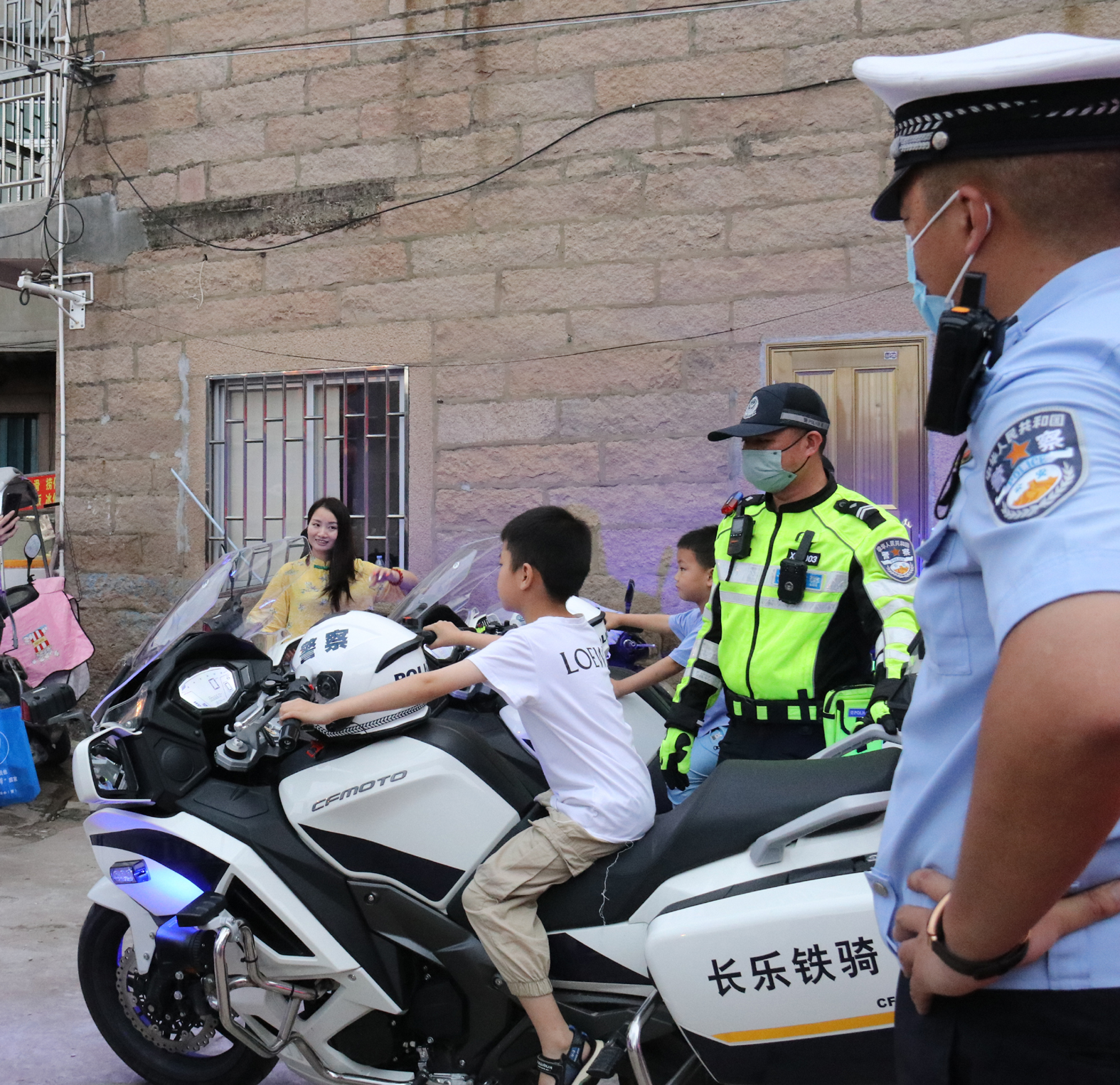交通安全宣傳進鄉(xiāng)村 筑牢農(nóng)村道路安全防線