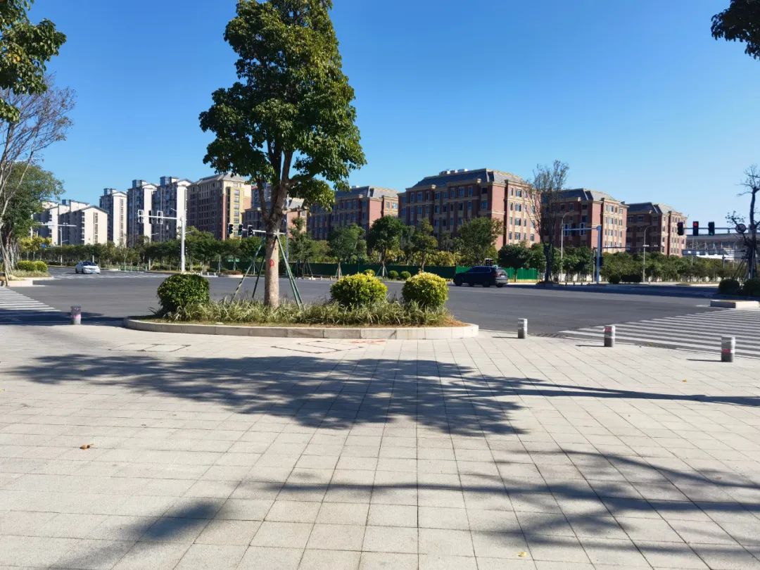 注意！這條道路封閉施工，請繞行！