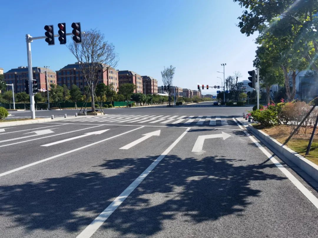 注意！這條道路封閉施工，請繞行！