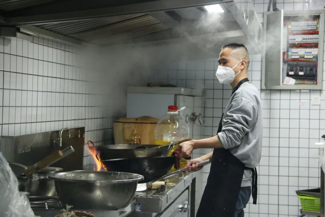 【網(wǎng)絡(luò)中國節(jié)?春節(jié)】從舌尖到心間！這份團(tuán)圓飯，夠暖！