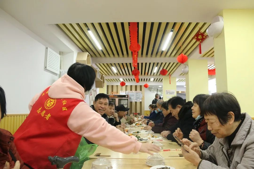 【網(wǎng)絡(luò)中國節(jié)?春節(jié)】從舌尖到心間！這份團(tuán)圓飯，夠暖！