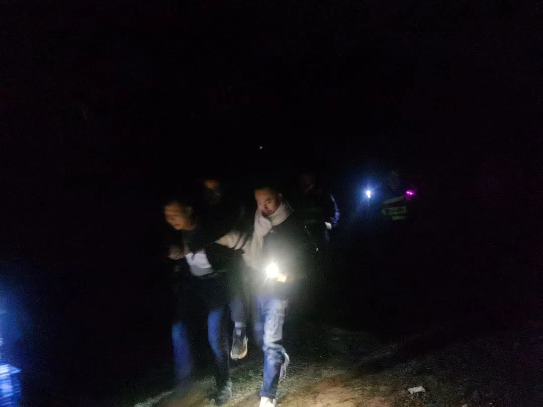 4小時緊急救援！這對父子成功脫險