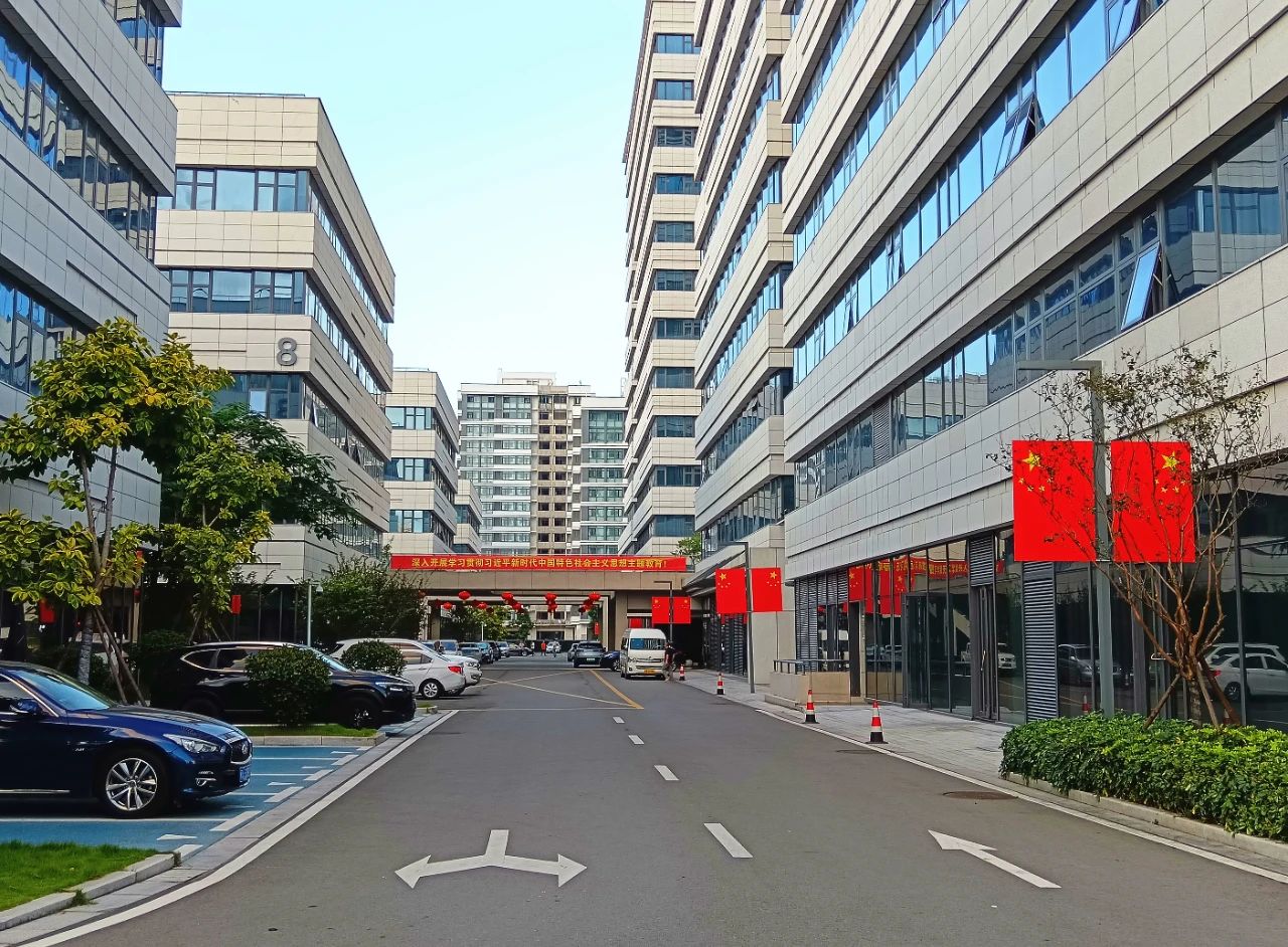 【網(wǎng)絡(luò)中國節(jié)·中秋】國旗紅，鮮花美，燈光靚！長樂街頭不一般！
