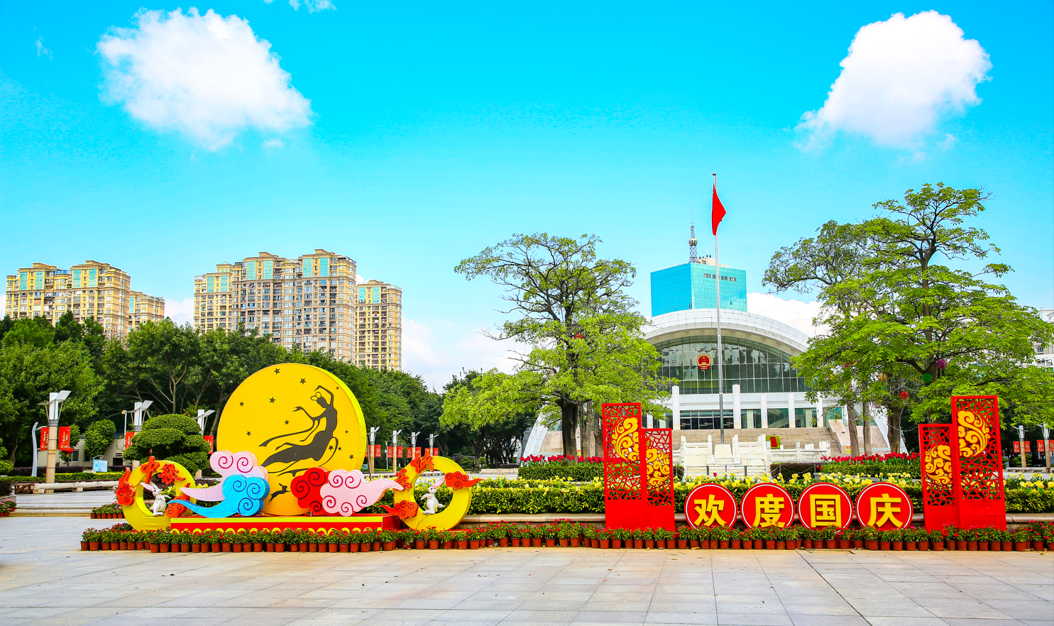 【網(wǎng)絡(luò)中國節(jié)·中秋】國旗紅，鮮花美，燈光靚！長樂街頭不一般！