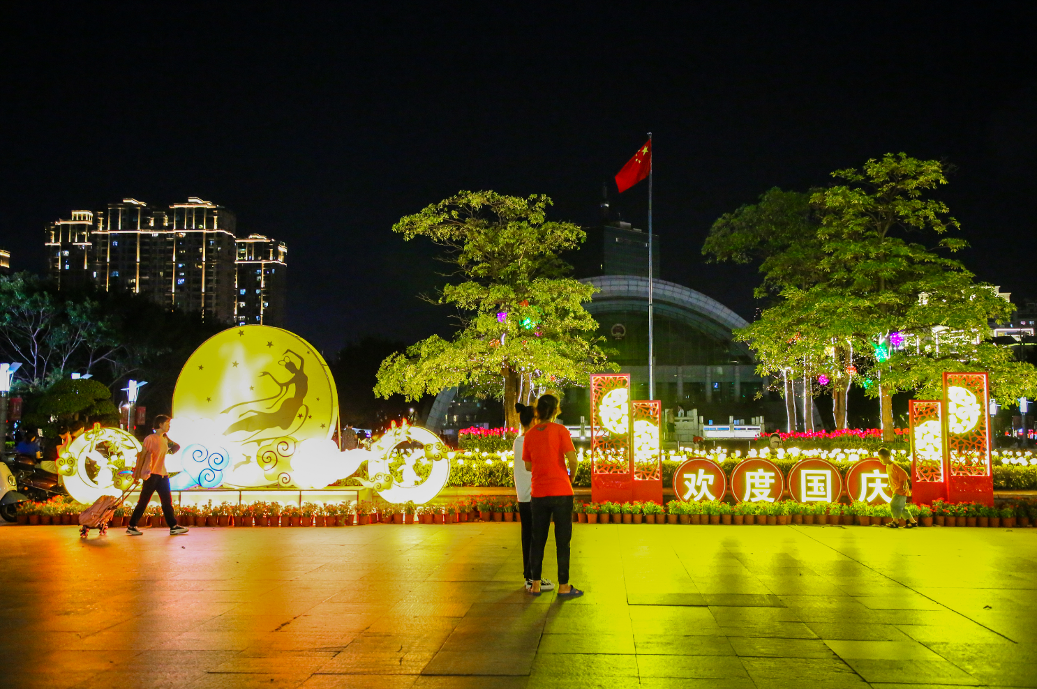 【網(wǎng)絡(luò)中國節(jié)·中秋】國旗紅，鮮花美，燈光靚！長樂街頭不一般！
