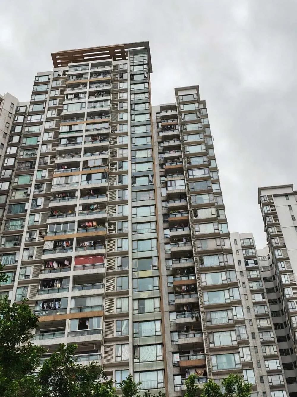 一場大風(fēng)掀落整扇窗，高層落地窗還安全嗎?