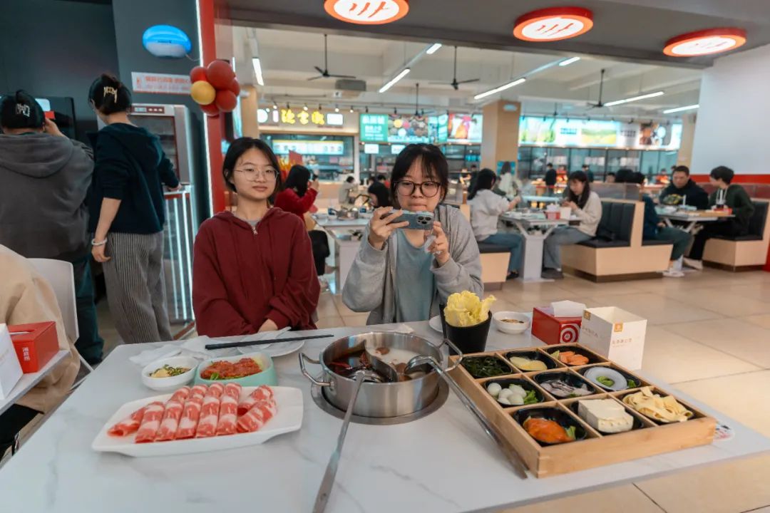 就在長樂！全省首家校園海底撈開業(yè)！