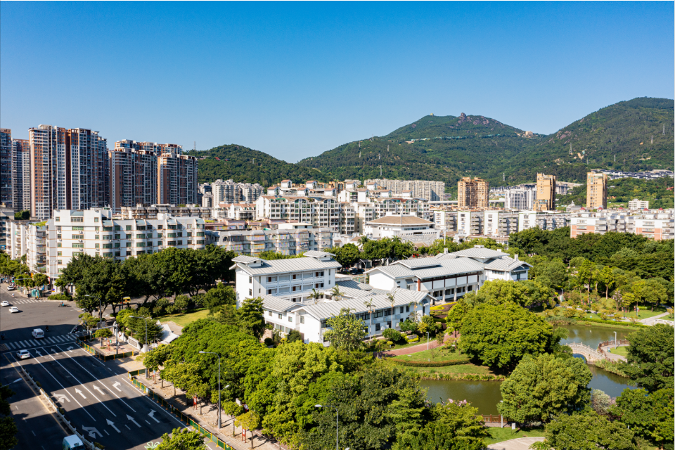長樂：藍(lán)天映城 碧水繞城 青山環(huán)城