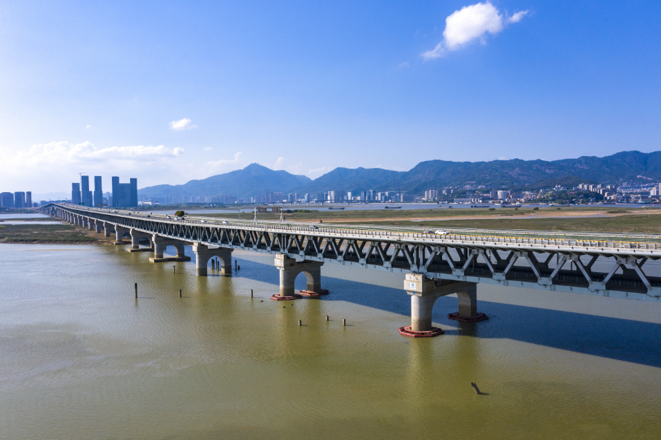 長樂：藍(lán)天映城 碧水繞城 青山環(huán)城
