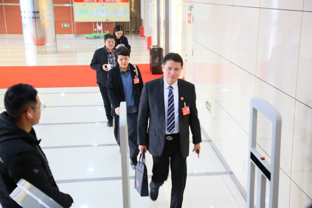 肩負(fù)重托，滿懷豪情！人大代表今日?qǐng)?bào)到